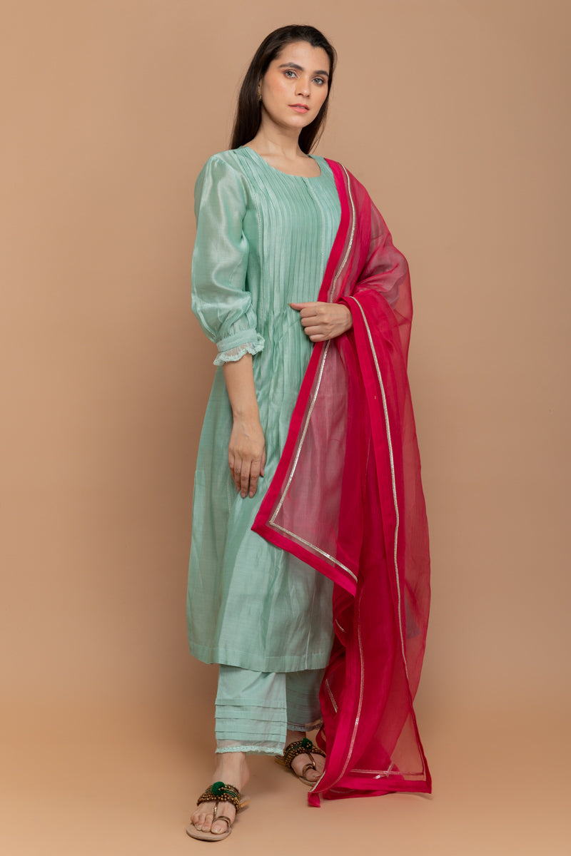 Lime Chanderi V neck kurta with lace details & cotton pants – Vinusto